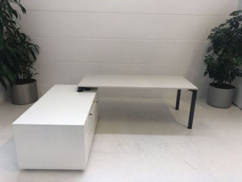 Schreibtisch-Winkelkombination von König+Neurath mit Technik-Lowboard bei used-office gebraucht kaufen
