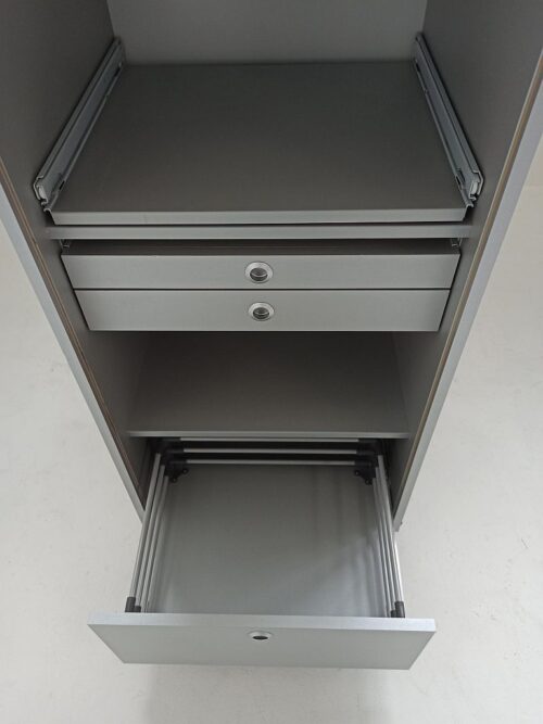 Rollbarer Küchen Rolladenschrank von Klenk, Farbe silbergrau, abschließbar, Ausziehboden für Kaffemaschine, Ausziehtablar als Ablagefläche, Schublade mit Besteckeinsatz,