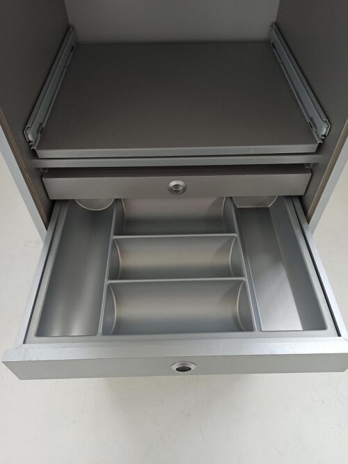 Rollbarer Küchen Rolladenschrank von Klenk, Farbe silbergrau, abschließbar, Ausziehboden für Kaffemaschine, Ausziehtablar als Ablagefläche, Schublade mit Besteckeinsatz,
