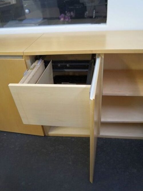 großer Chefscheibtisch in Nierenform, Maße 275x160/110, massive Tischplatte in Birkefunier, 2 Tonnenfüße und eine Sideboardstrecke