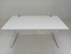 Schreibtisch von Assmann, Modell Canvaro, Platte und C-Fußgestell weiss, höhenverstellbar