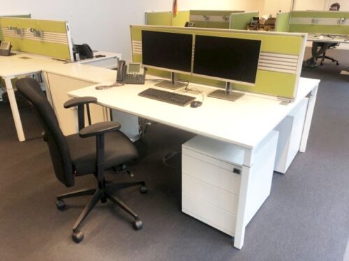 schreibtisch-weiß-dopelarbeitsplatz-steelcase