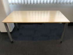 Schreibtisch von Mex, Maße 160x80, Arbeitsplatte Ahorndekor, 4 Fuß Gestell frau lackiert, höhenverstellbar