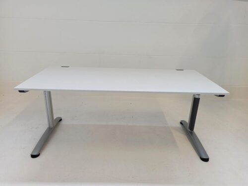 Moderner Schreibtisch, Platte 180x80 cm weiss von Steelcase und Gestell C-Fußgestell silber von Wini höhenverstellbar, zwei Kabelauslässe auf der Tischplatte hinten