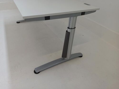 Moderner Schreibtisch, Platte 180x80 cm weiss von Steelcase und Gestell C-Fußgestell silber von Wini höhenverstellbar, zwei Kabelauslässe auf der Tischplatte hinten