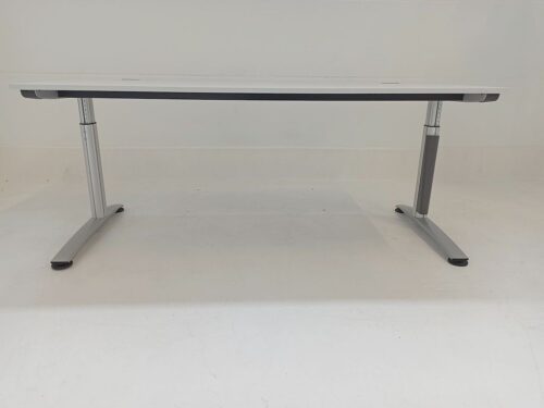 Moderner Schreibtisch, Platte 180x80 cm weiss von Steelcase und Gestell C-Fußgestell silber von Wini höhenverstellbar, zwei Kabelauslässe auf der Tischplatte hinten