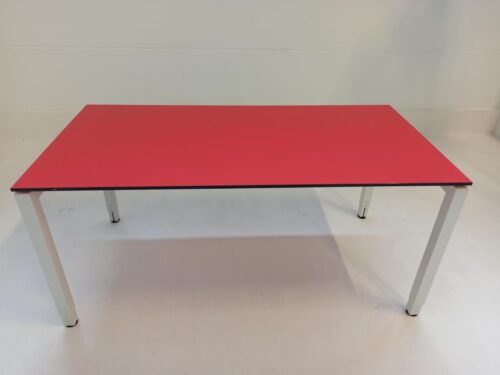 Schreibtisch 160x80 cm, HPL Platte rot, 4-Fußgestell weiss lackiert1