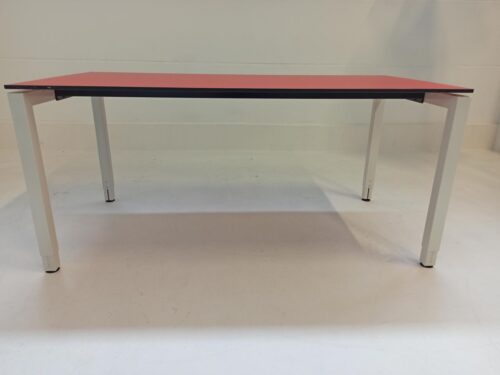 Schreibtisch 160x80 cm, HPL Platte rot, 4-Fußgestell weiss lackiert3