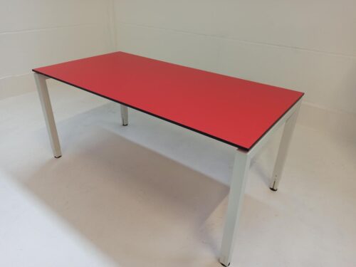 Schreibtisch 160x80 cm, HPL Platte rot, 4-Fußgestell weiss lackiert4