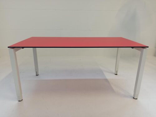 Schreibtisch 160x80 cm, HPL Platte rot, 4-Fußgestell weiss lackiert2