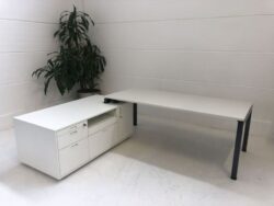 Schreibtisch-Winkelkombination von König+Neurath mit Technik-Lowboard bei used-office gebraucht kaufen