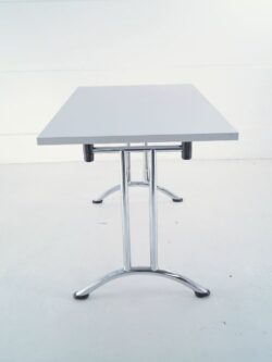 schulungstisch in officegrau klappbar seitenansicht