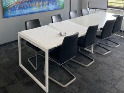 Konferenztsich Fantoni Framework weiss seitenansicht
