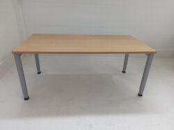 schreibtisch  von MBT mit massiver Tischplatte, höhenverstellbar
