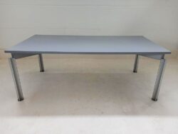 Schreibtisch von BULO H2O Platte silbergrau Echtholzfurnier Maße 240x100 Kabelwanne 4-Fußgestell Aluminium eloxiert