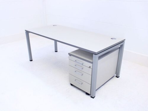 Schreibtisch Ceka grau 180x80 Gestell 4-Fuß silbergrau -Seitenansicht