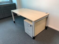 Schreibtisch Steelcase in Ahorndekor Seitenansicht
