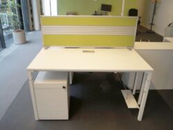 Schreibtisch-Doppelarbeitsplatz Steelcase weiss 160x160 cm 4-Fußgestell weiss - Frontansicht