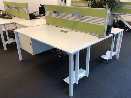 Schreibtisch-Doppelarbeitsplatz Steelcase weiss 160x160 cm 4-Fußgestell weiss - Seitenansicht