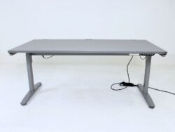 Elektrisch höhenverstellbarer Schreibtisch König+Neurath grau Frontansicht mit Details