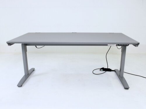 Elektrisch höhenverstellbarer Schreibtisch König+Neurath grau Frontansicht mit Details