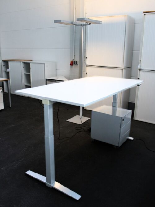 Elektrisch höhenverstellbarer Schreibtisch König+Neurath grau Seitenansicht