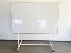 Gebrauchte Whiteboardtafel auf Rollen