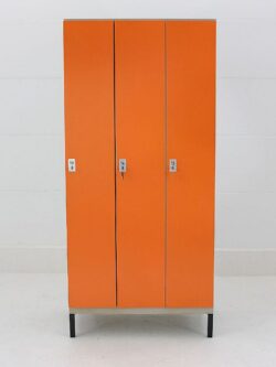 Kleiderspind Korpus grau Front orange 3 Abteile auf Stellfüßen Frontansicht