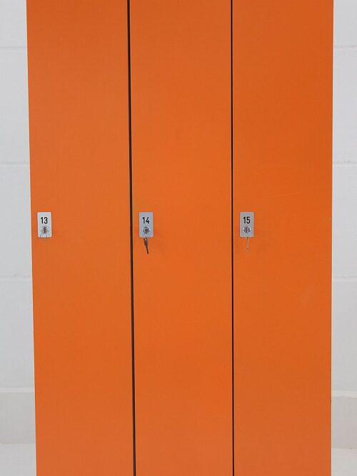 Kleiderspind Korpus grau Front orange 3 Abteile auf Stellfüßen Detailansicht