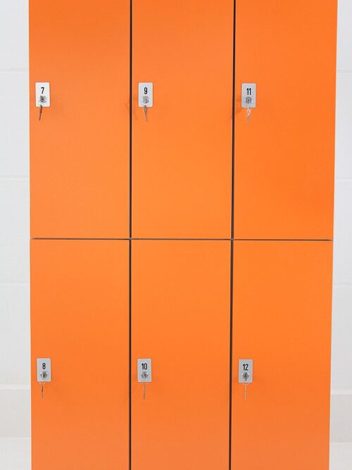 Kleiderspind 6 Abteile 90x53x180 cm Metallorpus grau Front orange Detailansicht