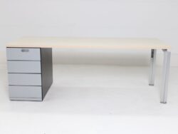 Schreibtisch Bulo H20 Ahorndekor integrierter Container silber-anthrazit Frontansicht