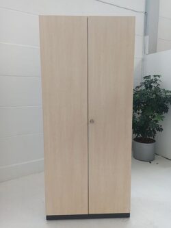 Garderobenschrank von ceka fronansicht