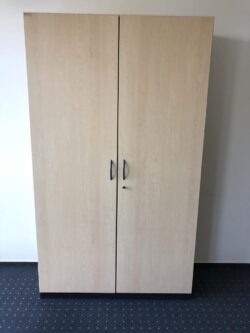 Akten-Gardereobenschrank von Grahl Ahorndekor Frontansicht geschlossen