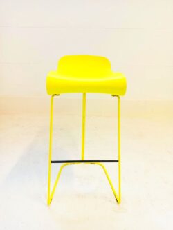 Barhocker von Kristalia BCN Farbe zinkgelg Stahlrohrgestell
