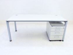 Schreibtisch Ceka grau 180x80 Gestell 4-Fuß silbergrau -Frontansicht