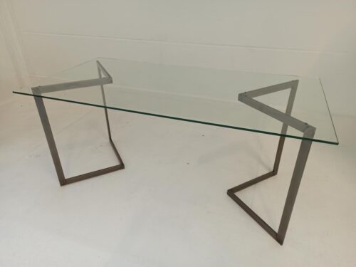 schreibtisch mit glasplatte auf metallblöcken vorderansicht