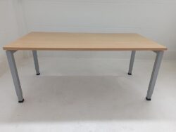 schreibtisch von MBT, Tischplatte in Buchedekor, hochansicht