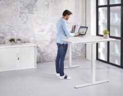 Freiformschreibtisch MULTIPLO Wing elektrisch höhenverstellbar weiss hochansicht