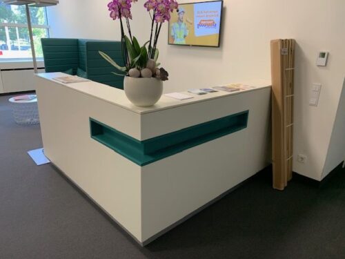 Empfangstheke Schreinerarbeit weiss 200x200x110 cm Frontseite mit Beleuchtung gebraucht Frontansicht