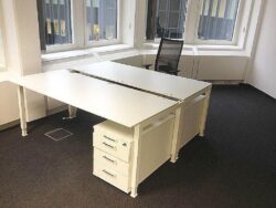 Schreibtisch König und Neurath Basic4 Tischplatte weiss 180x80 cm  4-Fußgestell  weiss lackiert Seitenansicht