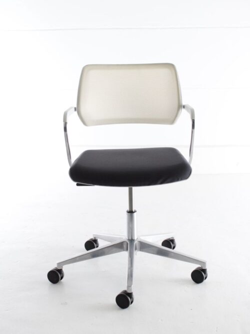 Besucherdrehstuhl Steelcase QiVi White, Polster anthrazit,Netzrückenlehnen weiss, Fußkreuz Chrom auf Rollen , drehbar gebraucht Frontansicht