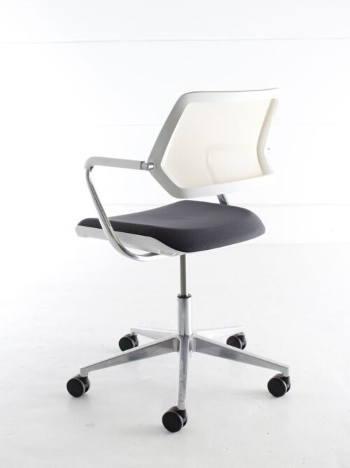 Besucherdrehstuhl Steelcase QiVi White, Polster anthrazit,Netzrückenlehnen weiss, Fußkreuz Chrom auf Rollen , drehbar gebraucht Rückansicht
