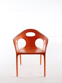 Schalenstuhl aus strapazierfähigem Kunststoff von Moroso orange 4-Fußgestell stapelbar gebraucht Frontansicht