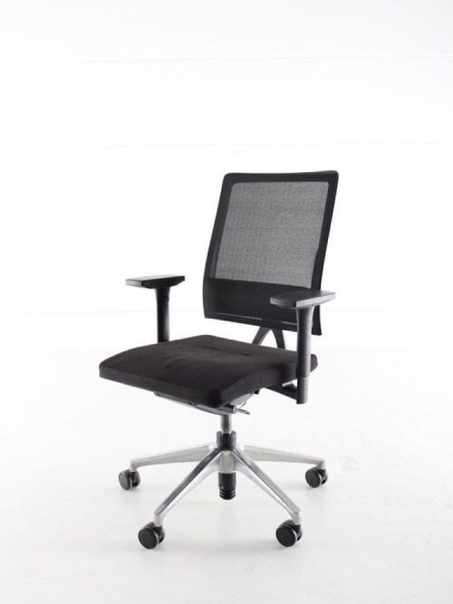 Bürostuhl Sedus Open Mind Sitzpolster schwarz Rückenlehne Netz schwart Armlehnen 2D Fußkreuz Aluminium poliert Seitenansicht