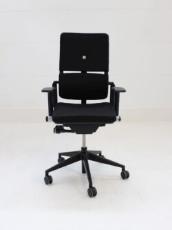 Bürostuhl von Steelcase Modell Please schwarz Drehkreuz Alu schwarz Frontansicht