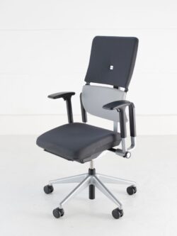 Bürodrehstuhl Steelcase Please2 Sitzpolster anthrazit Rückenlehne zweigeteilt blau-hellgrau 3D Armlehnen Drehkreuz Aluminium gebraucht Seitenansicht